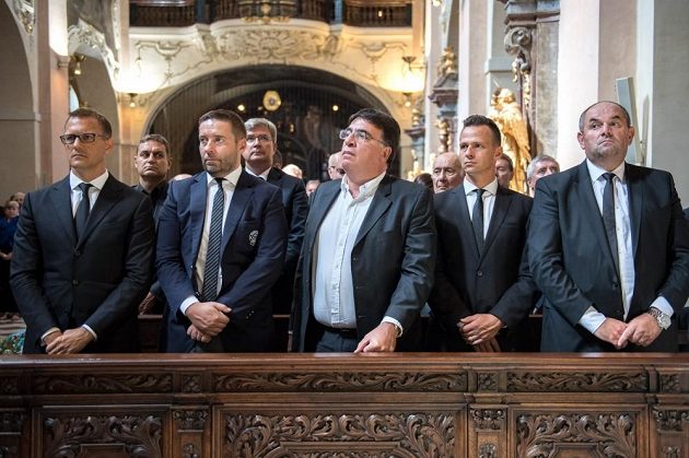 S Rudolfem Baťou se přišel rozloučit i Miroslav Pelta (první zprava), bývalý předseda FAČR.