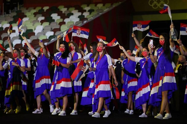 Srbská výprava nastupuje na Olympijský stadion během zahajovacího ceremoniálu LOH 2021 v Tokiu.