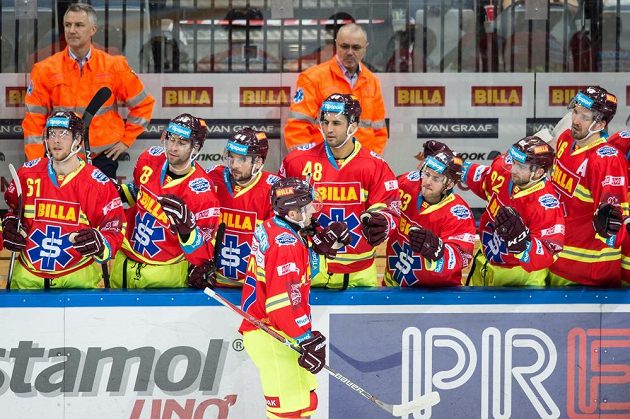 Hokejisté Sparty vzdali v duelu s Třincem hold záchranářům a hráči i realizační tým oblékli speciální sadu oblečení.