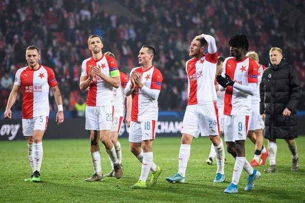 Fotbalisté Slavie Praha po utkání základní skupiny Ligy mistrů s Interem Milán.