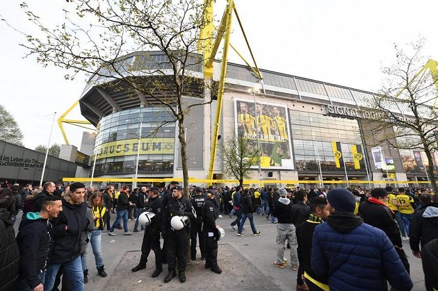 Policisté hlídkovali před zápasem Ligy mistrů u dortmundského stadiónu. Tam bylo vše v pořádku, ale u autobusu s týmem BVB explodovaly bomby. Autobus je poškozený, jeden hráč skončil v nemocnici. Zápas byl odložen ve středu.
