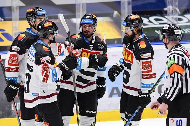Hokejisté Spatzy David Tomášek, Martin Jandus, Michal Řepík a Roman Horák oslavují gól.