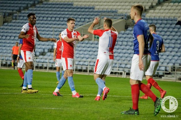 Fotbalisté Slavie se radují z úvodní branky utkání