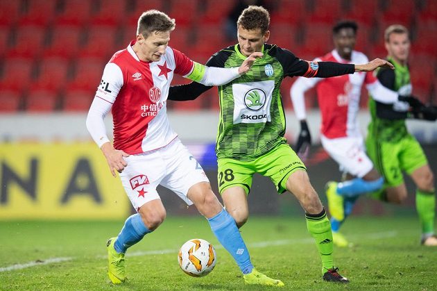 Milan Škoda ze Slavie Praha a Lukáš Hůlka z Mladé Boleslavi během utkání 18. kola Fortuna ligy.