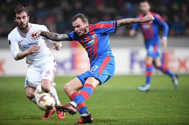 Plzeňský útočník Jakub Řezníček spálil během prvního poločasu utkání Evropské ligy proti FCSB několik šancí.