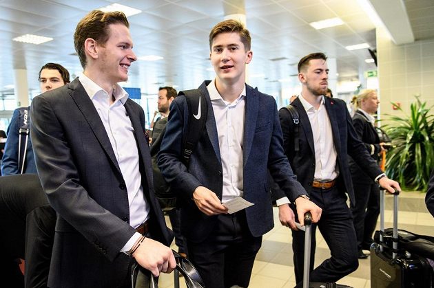 Jakub Krejčík (vlevo), Martin Nečas a Filip Hronek před odletem na MS do Dánska.