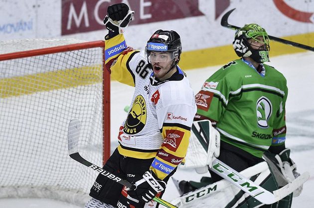 Filip Helt z Litvínova se raduje z druhého gólu. Vpravo brankář Mladé Boleslavi Jan Růžička.