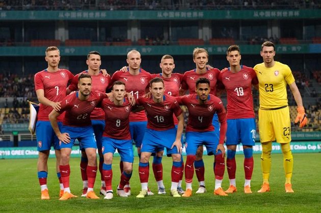 Základní jedenáctka českých fotbalistů v přípravném zápase proti Uruguayi.