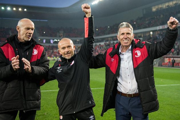 Trenéři Slavie Praha (zleva): Milan Veselý, Jiří Chytrý a Jaroslav Šilhavý oslavují vítězství nad Plzní.