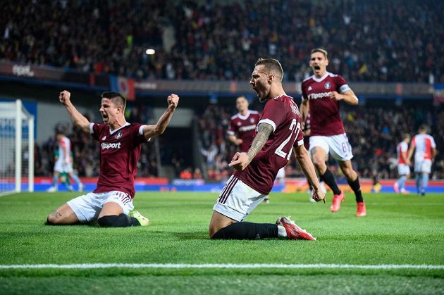 Radost sparťanských fotbalistů po úvodním gólu Lukáše Haraslína (uprostřed) v derby se Slavií.