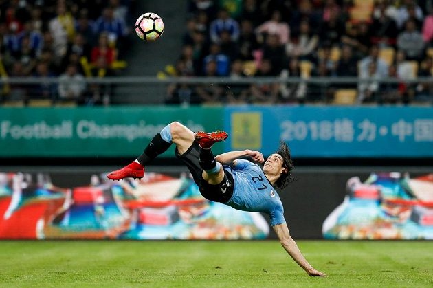 Edinson Cavani tímto povedeným kopem vstřelil druhý gól Uruguaye v zápase s Českem.