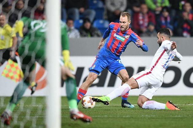 Plzeňský fotbalista Daniel Kolář v souboji se soupeřem z FCSB během utkání Evropské ligy.