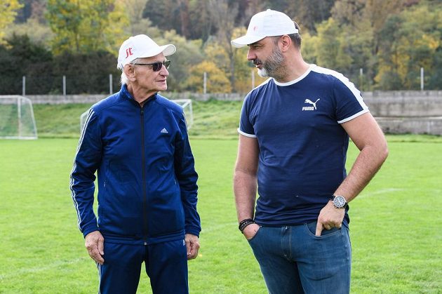 Jindřich Trpišovský starší se synem Jindřichem, který trénuje Slavii, na hřišti ve Chvatěrubech, kde nynější kouč Pražanů končil s aktivním fotbalem.