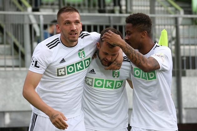 Karvinští fotbalisté se radují z úvodní branky. Zleva střelec gólu Dávid Guba, Lukáš Budínský a Adriel D Avila Ba Loua.