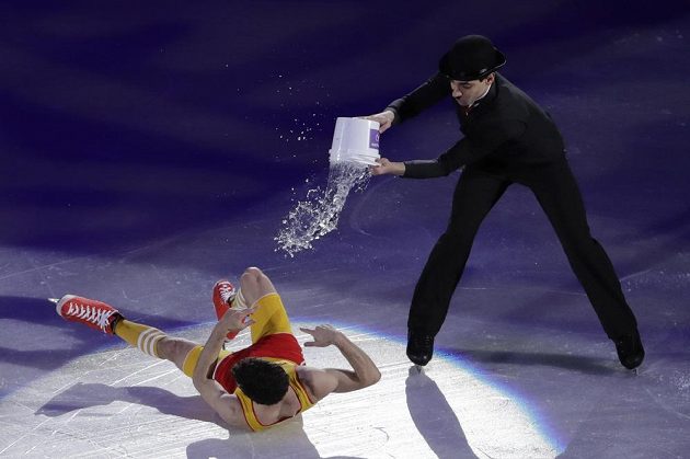 Krasobruslaři už o medaile nebojovali, fanoušky bavili při exhibici. Jako v tomto případě Ital Luca Lanotte a Španěl Javier Fernandez.