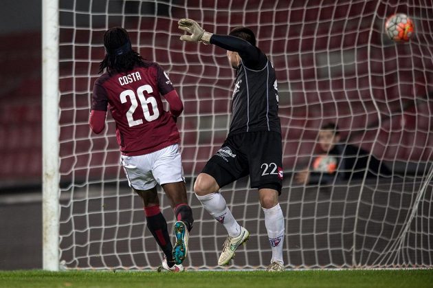 Obránce Sparty Praha Costa střílí gól na 1:0 během odvetného utkání osmifinále MOL Cupu proti Pardubicím.