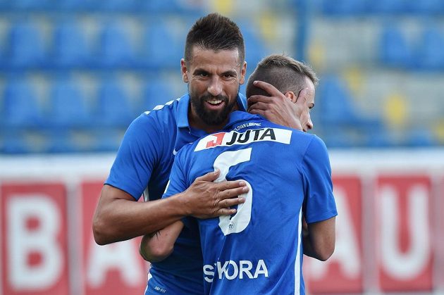 Jan Sýkora (vlevo) a Milan Baroš z Liberce se radují z gólu v odvetě proti Larnace.