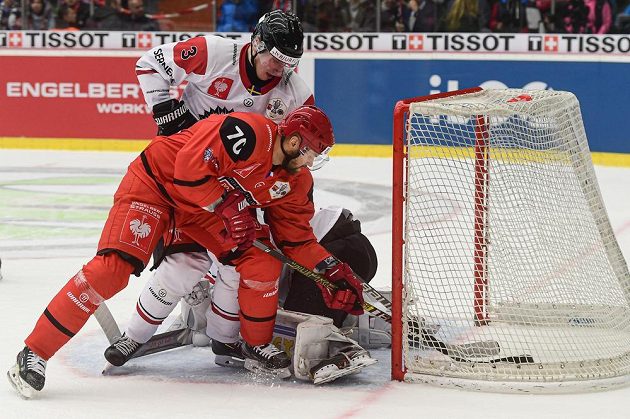 Radek Smoleňák (vpředu) z Hradce Králové, Jacob Moverare z Frölundy a brankář Frölundy Johan Mattsson ve finále Ligy mistrů.