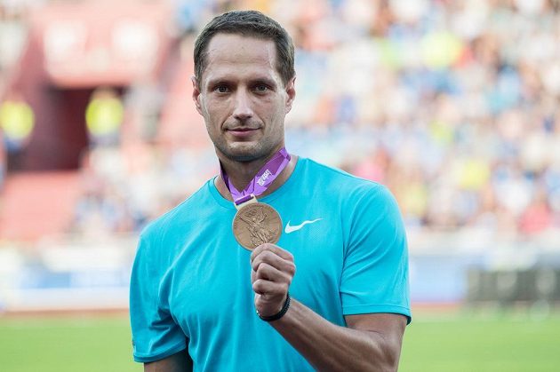 Oštěpař Vítězslav Veselý s bronzovou olympijskou medailí s LOH 2012 během atletického mítinku Zlatá tretra.