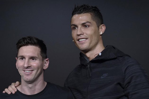 Argentinec Lionel Messi (vlevo) a Portugalec Cristiano Ronaldo před vyhlášením ankety Zlatý míč pro nejlepšího fotbalisty světa za rok 2015.