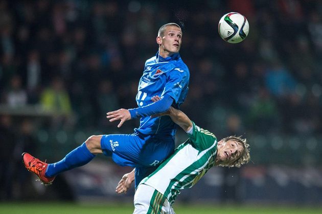 Richard Lásik z Baníku Ostrava (nahoře) a Michal Hubínek z Bohemians 1905 bojují o balón.