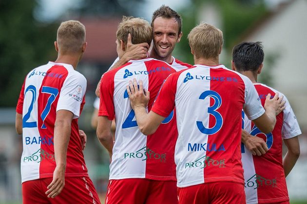 Fotbalisté Slavie slaví gól proti Liberci ve finále turnaje v Čelákovicích. Útočník Mick van Buren (druhý zleva) přijímá gratulace od Jasmin Ščuka.