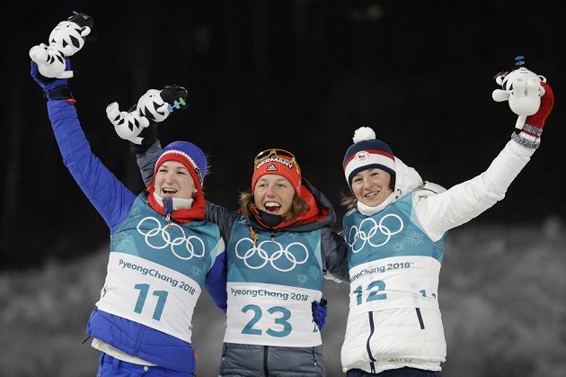Medailistky z první biatlonového závodu na olympiádě v Pchjongčchangu. Zleva Marte Olsbuová, Laura Dahlmeierová a Veronika Vítková.