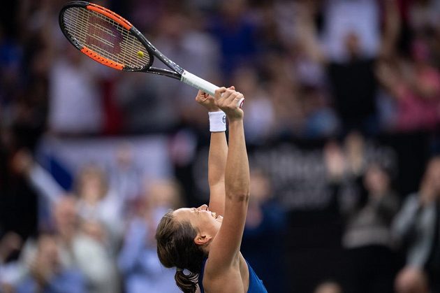 Barbora Strýcová oslavuje vítězství v zápase proti Sofii Keninové ve finále Fed Cupu.