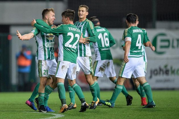 Fotbalisté Bohemians Martin Hašek mladší (vlevo) a Antonín Vaníček oslavují gól na 1:1 během utkání 13.kola HET ligy proti SK Sigma Olomouc.