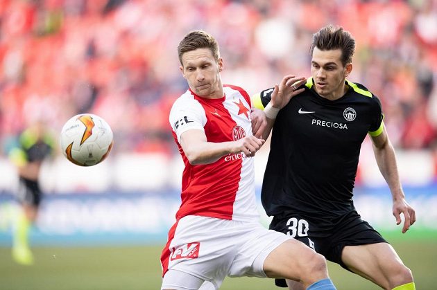 Milan Škoda ze Slavie Praha a liberecký obránce Taras Kacharaba bějem utkání 26. kola Fortuna ligy.
