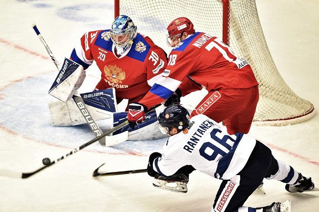 Zleva brankář Andrej Vasilevskij a Michail Naumenkov z Ruska a Mikko Rantanen z Finska.