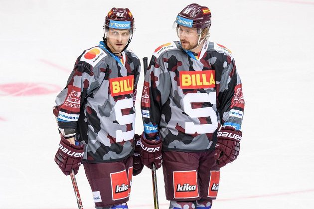Hokejisté Sparty Praha Jan Buchtele (vlevo) a Jan Švrček během extraligového utkání s Vítkovicemi.