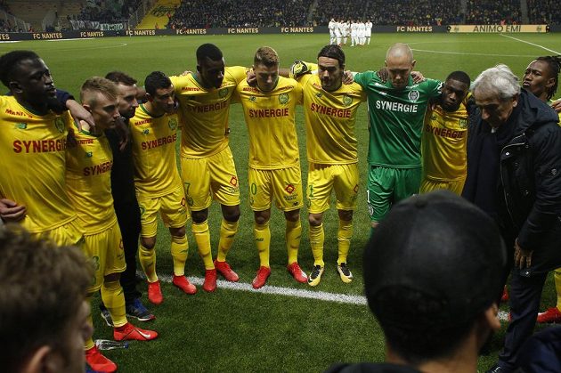 Slzy v Nantes. Fotbalisté tohoto francouzského klubu před zápasem vzdali hold svému bývalému spoluhráči Emilianu Salovi, který zmizel při leteckém neštěstí.