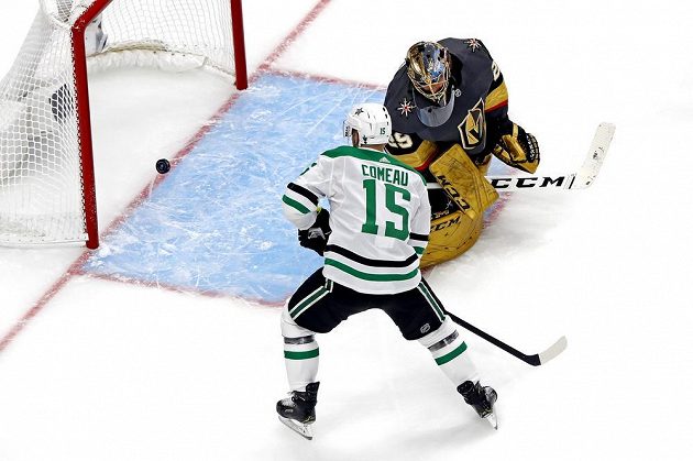 Klíčový moment zápasu play off NHL mezi Dallasem Stars a Vegas Golden Knights. Brankář Rytířů Marc-Andre Fleury inkasuje jediný gól utkání.