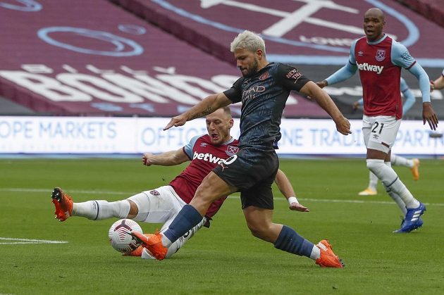 Vladimír Coufal v dresu West Hamu United se snaží zastavit Sergia Agüera z Manchesteru City.