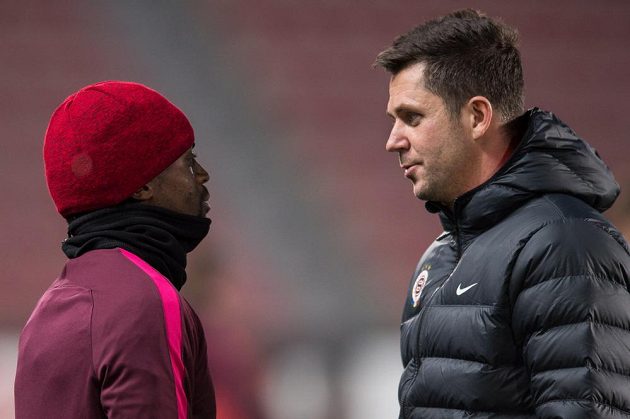 Trenér Sparty David Holoubek a obránce Costa během tréninku před utkáním Evropské ligy proti Southamptonu.