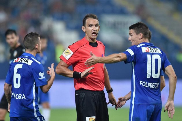 Jan Sýkora (vlevo) se Zdeňkem Folprechtem ze Slovanu Liberec a hlavní rozhodčí duelu proti Plzni Pavel Julínek (uprostřed).
