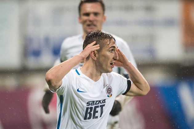 Sparťan Bogdan Vatajelu oslavuje svou druhou asistenci během utkání v Příbrami.