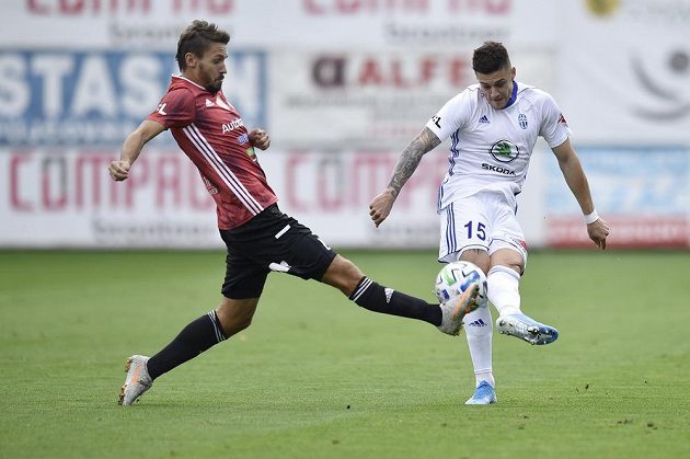 Patrik Brandner from České Budějovice tries to stop the pass by Róbert Mazáň from Boleslav.