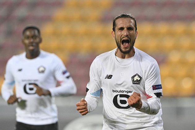 Zprava Yusuf Yazici z Lille se raduje z gólu, s gratulací spěchá jeho spoluhráč Jonathan David.