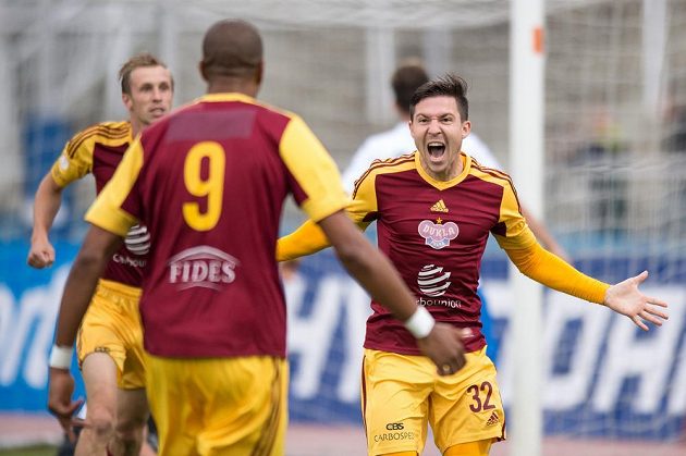 Záložník Dukly Tomáš Přikryl (vpravo) slaví se spoluhráči gól proti Baníku Ostrava v dohrávce 6. kola Synot ligy.