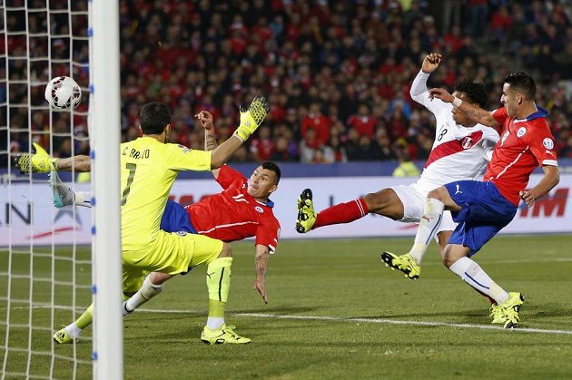 Obránce Gary Medel (druhý zleva) překonává vlastního brankáře Claudia Brava, na chilský postup do finále Copy América to ale výrazný vliv nemělo.