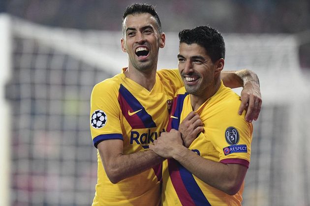 Zleva Sergio Busquets a střelec branky Luis Suárez se radují z druhého gólu Barcelony proti Slavii.