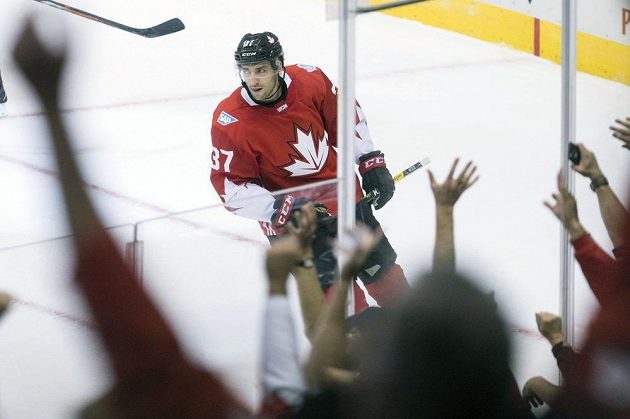 Patrice Bergeron si užívá ovace kanadských diváků při utkání s Českem na Světovém poháru.