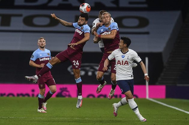 Český záložník West Hamu Tomáš Souček ve vzdušném souboji během derby s Tottenhamem.