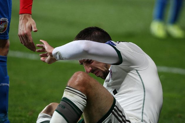 Franck Ribéry z Bayernu se těžce zvedá ze země po jednom ze soubojů v utkání Ligy mistrů proti Viktorii Plzeň.