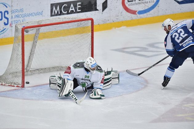 Brankář Boleslavi Jan Lukáš inkasuje čtvrtý gól. Vpravo střelec Ondřej Kratěna z Plzně.