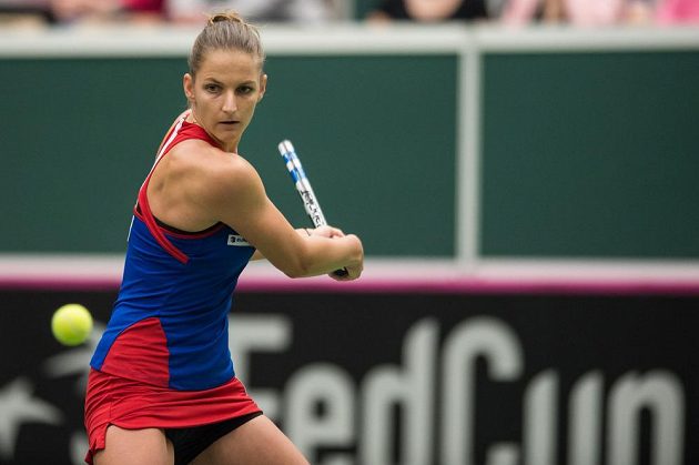 Karolína Plíšková během utkání s Garbine Muguruzovou se Španělska v 1. kole Fed Cupu. Česká tenistka vyhrála 2:0 na sety.