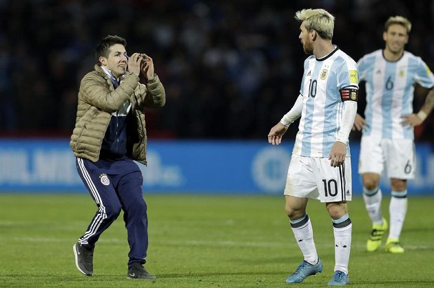 Překvapivý moment nejen pro Lionela Messiho při kvalifikačním utkání Argentina - Uruguay.