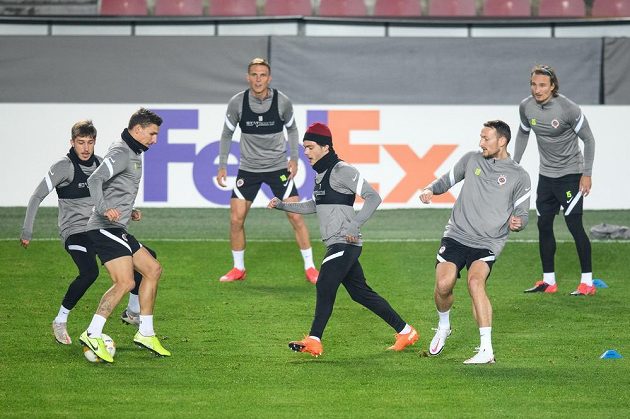 Fotbalisté Sparty Praha (zleva) Michal Sáček, David Pavelka, Bořek Dočkal, David Moberg Karlsson, Libor Kozák a Matěj Hanousek během tréninku před utkáním s Lille.